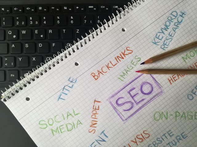 Werkplek met laptop en notities voor een linkbuilding strategie